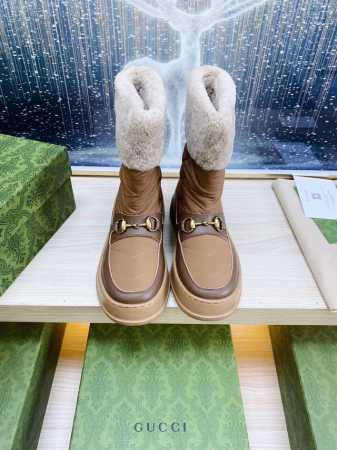 出厂 Gucci巴黎时装周中国22年美丽奴羊皮毛一体雪地靴，提花面料LOGO头层牛皮澳洲进口羊毛内里， Gucci 这款雪地靴结合了品牌两大标志性元素 金色马衔 - 点击图像关闭