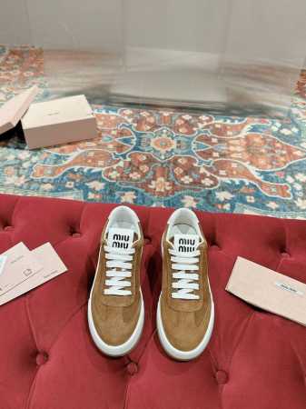 Miumiu缪缪家早春最新走秀款休闲脏脏鞋 运动小白鞋 国内外博主刷爆的一款，小红书种草系列，复古又时髦上脚美炸了 简约的运动板鞋设计，极具辨识度的鞋舌，打造佛 - 点击图像关闭