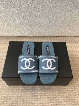 P330Chanel 小香 25Ss 春夏新品度假 牛仔布懒人拖鞋 小香的一款全新设计 简约百搭上脚超级美的 怎么看都超美 鞋面：采用牛仔布 内里垫脚：牛仔布 - 点击图像关闭