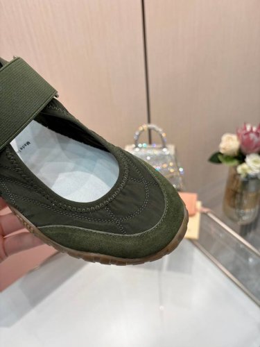 实价不让利 Miumiu 缪缪2025早春新品科技面料和绒 面小牛皮轮胎运动鞋魔术贴款凉鞋 该轮胎纹底结合了优雅和运动功能 动态 柔韧且耐用的橡胶鞋底让人想起轮