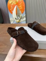 BrunelloCucinelli 。B C增高鞋上新款了。面料：进口牛绒。内里牛皮，纯铜珠链，上脚美观大方，百分百原版开发。原版包装，码数35 －42。35