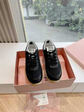 所见即所得G086Miu Miu 25Ss 春夏新款走秀Miumiu 德训 休闲鞋秀场工艺来自Miu Miu系列的细节特写 新季的潮流此刻挚爱的概念，多元对撞， - 点击图像关闭