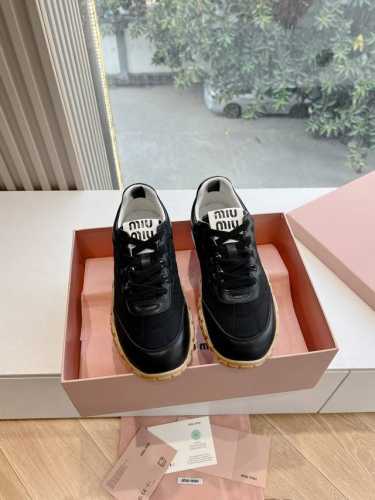 所见即所得G086Miu Miu 25Ss 春夏新款走秀Miumiu 德训 休闲鞋秀场工艺来自Miu Miu系列的细节特写 新季的潮流此刻挚爱的概念，多元对撞，