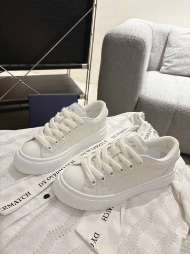 顶级版本 2025新色打印压纹款 Dior迪奥B33系列 情侣款休闲板鞋 原版购入开发做货 采用迪奥灰牛皮革精心制作 侧面饰以同色调 Cd Diamond 图案