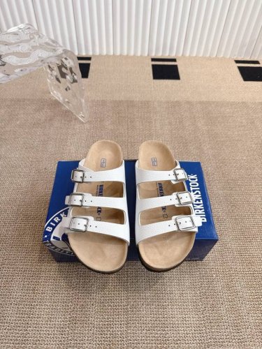 Birkenstock Florida 博肯三扣凉拖鞋 肯皮革三扣时尚凉拖鞋 牛皮绒面革质地柔软 搭配可调节鞋扣提升穿着舒适度人体工学设计分散脚部压力 保护脚踝