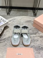 MiuMiu 缪缪 25ss 春夏新款 饼干鞋 阿甘鞋休闲运动鞋miumiu最新爆款 前卫大胆的设计，Miu Miu风格融于此款厚底帆布运动鞋的简约线条，别致徽