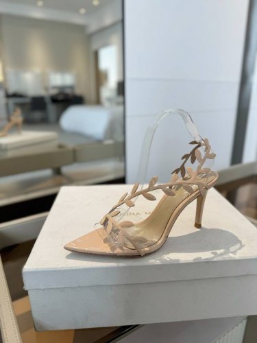 价格P： Gianvito Rossi 2025新款凉鞋 顶级版本 代购品质 这双尖头高跟漆皮树叶装饰女鞋，简直是我的心头爱！尖头的造型精致又时尚，尽显女性魅力