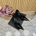 专柜同步更新 Ysl 圣罗兰 Ss 夏季新品 金属头优雅大气高跟凉鞋 全新春夏系列后带方扣高跟凉鞋 ！ 尖头高跟拖鞋淡淡的夏日里怎么少得了一双仙女鞋 各种小裙子