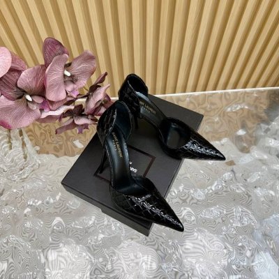 专柜同步更新 Ysl 圣罗兰 Ss 夏季新品 金属头优雅大气高跟凉鞋 全新春夏系列后带方扣高跟凉鞋 ！ 尖头高跟拖鞋淡淡的夏日里怎么少得了一双仙女鞋 各种小裙子