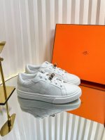 出厂 男码+10 情侣款 Herm*S 爱仕Kelly鞋扣休闲小白鞋鞋上线 升级版 市场最高版本 代购级别品质 贵族气质 h家族很少出平底休闲鞋而且是搭配经典镀