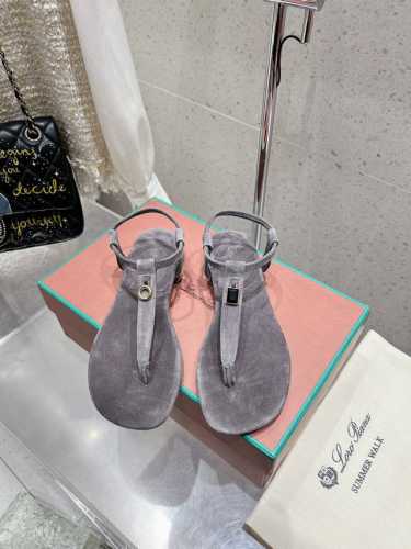 loro Piana 25春夏Lp顶级版本英伦宝石吊坠夹脚平底拖鞋凉鞋 原来这就是传说走两万步都不会累脚的夹脚凉鞋把颜值和脚感都拿捏住了，上脚一走就会被彻底沦陷