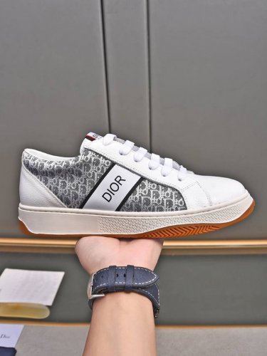 2024最新升级版dio～R 采用牛皮精心制作，饰以 Oblique 印花，搭配饰以 Dior 标志的加垫鞋舌，Oblique 印花效果，橡胶耐磨原版大底，休闲