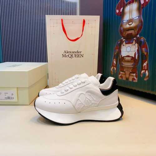 上新啦！ Alexander Mcqueen 亚历山大麦昆 新款 阔型运动休闲鞋新色！ 后尾十拼色真的是太有特色太好看了，一眼爱！顶级版本！ 春夏秋冬一年又一年