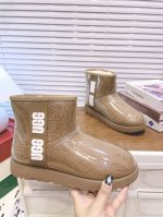 UGG周冬雨同款雪地靴 官网同步爆款胶片雪地靴 广版最高版本，独家开模 内里外套梅花百分百羊毛，胶套，大底原版，我只是帮UGG做了个代工[捂脸][捂脸][捂脸]