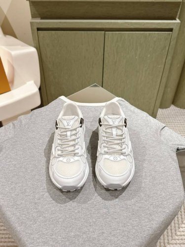 lv 路易威登早春新品系列运动老爹鞋！专柜同步配色重工打造代购级版本少女心爆棚！尽显青春活力，日常穿搭超级抢眼。新增网面，实在太好看！美到移不开眼！经典的拱形设