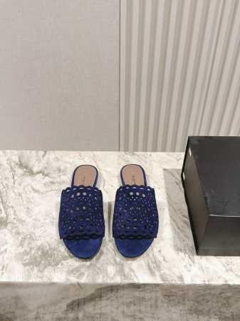 平底 细跟 225 Alaia 网面系列拖鞋新品 以芭蕾的灵动意韵融于日常，以现代笔触刻画舞鞋经典轮廓！ 镂空皮质款拖鞋，从经典日式鞋履汲取灵感，鞋面，简而不繁 - 点击图像关闭