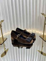 PRADA 普拉达 25 早春新款 粗跟圆头 蝴蝶结玛丽珍 经典时尚配色 毫不费力的优雅风来袭 时髦 精致绝美包头 外穿时尚气质简约新款日常美出高级感，上脚超好