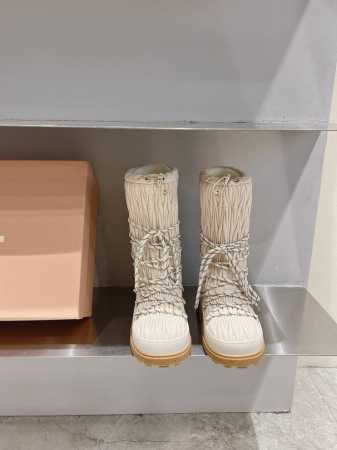 冲量价: MiuMiu缪缪 羽绒羊毛靴雪地靴滑雪靴 2024ss羽绒羊毛雪地靴滑雪靴系列，女士徽标尼龙华达呢雪地派对金属标双色厚底雪地靴滑雪靴。有轻奢的内蕴品质 - 点击图像关闭