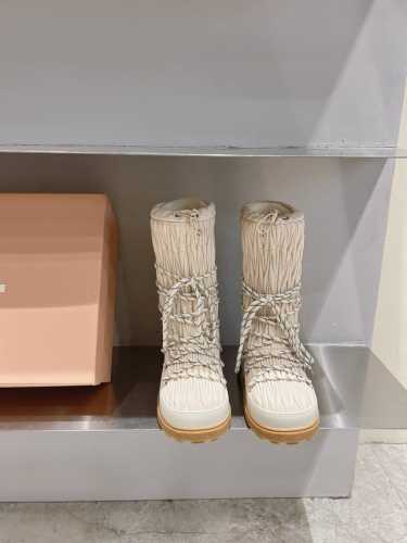 冲量价: MiuMiu缪缪 羽绒羊毛靴雪地靴滑雪靴 2024ss羽绒羊毛雪地靴滑雪靴系列，女士徽标尼龙华达呢雪地派对金属标双色厚底雪地靴滑雪靴。有轻奢的内蕴品质