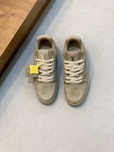 驴家 新配色 男士 Trainer运动鞋，本款 Lv Trainer 运动鞋取材柔软粒面小牛皮，呈现纯净色调，后部#54标识追溯品牌诞生于1854年，设计师手写