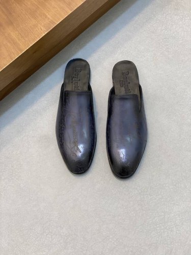 Berluti 布鲁提 刺青新款男士一脚蹬拖鞋 高端质感感受，进口顶级擦色小牛皮，质感极好，鞋面上饰有scritto刻字图样，Logo立体分明，欧美风格走马蜡线