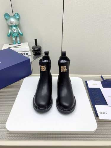 皮里 毛里 24ssDior迪奥秋冬走秀款工装系带靴 超多明星网红种草 意大利进口原版五金扣经过多重工序 用无可比拟的精湛工艺制作完成原版开模 鞋面：采用原版牛
