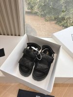 所见即所得G036最新系列！Prada 普拉达博肯面包鞋2025春夏新款厚底凉鞋拖鞋魔术贴三角扣面包包头半拖鞋 最新走秀系列 经典升级 舒适度与时髦度并存 每个
