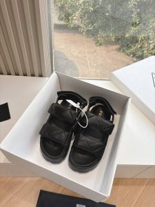 所见即所得G036最新系列！Prada 普拉达博肯面包鞋2025春夏新款厚底凉鞋拖鞋魔术贴三角扣面包包头半拖鞋 最新走秀系列 经典升级 舒适度与时髦度并存 每个
