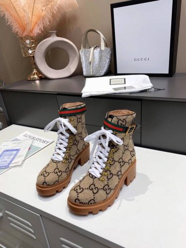 出厂价pp： 女装女鞋 运动原单 彩色大底 新版古奇Gucci 热卖7寸靴 新款Gg花呢材质的粗跟踝靴 非常好搭配网红都纷纷上脚引领最新时尚潮流。跟高6Cm 内