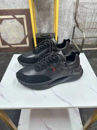 Moncler 休闲运动鞋，头层牛皮搭进口网布面料柔软舒适透气 一脚蹬设计理念合脚大气 真头层羊皮内里透气 橡胶大底耐磨防滑舒适度非常不错Size 38-46 - 点击图像关闭