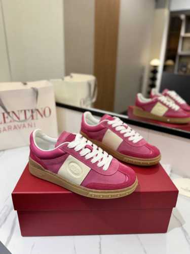 出厂男女同价: VALENTINO专柜同步新款德训鞋低帮休闲运动鞋 专业高端，完美复刻，品质一流！ 全部采用原版1:1材料制作，独家开模！ 面料牛皮 TPU材质