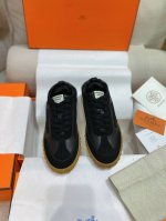 上新Herme* H家新款爱马*Jet运动鞋 ZP购入，顶级原单品质，市面最高版本，出厂价批 原版开模大底。一分钱一分货，真材实料，无论是皮料、楦型、鞋底、工艺
