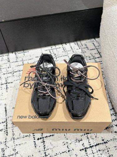 男+10 Miumiu 缪缪 25 最新 G027Miu Miu X New Balance联名款运动鞋 2025早春发售前先近赏同样是在十月的巴黎时装周，又被