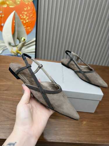 BrunelloCucinelli 。B C时尚高跟鞋上新款了。面料：进口牛绒。内里牛皮，原版扣，纯铜珠链，上脚美观大方，百分百原版开发。原版包装，码数，36-