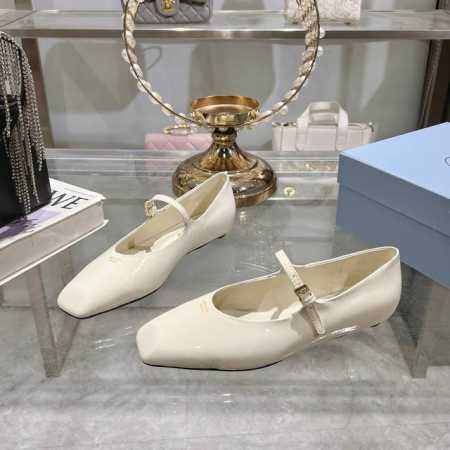 出厂 25年新款上市走秀明星新品时尚潮流 PRADA 普拉达 方头拖鞋 凉鞋 后空凉鞋3种版面鞋面采用进口牛漆皮，内里垫脚为进口羊皮，意大利注塑真皮大底。码数s - 点击图像关闭