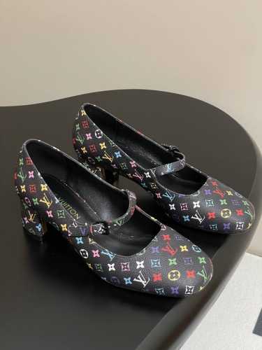 25Ss早春新款Louis Vuitton Lv Swing 高跟鞋最火最新金属跟玛丽珍后空粗跟凉鞋字母标高跟单鞋 选用柔软 皮革塑造易于穿脱的设计，以利落线条
