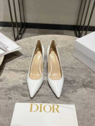 迪奥 Dior 25SS春夏系列尖头单鞋 市场顶级版，欢迎来看版对比材质：原版漆皮面料+羊皮内里+意大利真皮大底+纯铜五金扣。码数：标准码35-39码 跟高7.