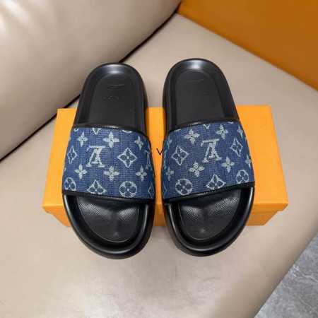 官网原版1：1 Lv 凉拖取材 Monogram 粒面牛皮革，呈现品牌 Monogram 帆布的考究观感。鞋面以彼此交错的 L 和 V 字母彰显闲雅格调，轻柔橡 - 点击图像关闭