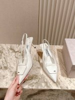 专柜新款高跟鞋系列 ★★★★★ 众多明星上脚，国内外博主刷爆的一个系列，仙女必备单品！ 鞋面：定制牛皮 内里: 进口水晶羊皮内里 大底：原版开模意大利真皮大底