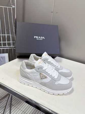 prada普拉达春夏新款三角标运动鞋 高丝光和进口透气布拼接撞色，细节感跟好 三角标点缀，简单高级！关键上脚超显腿长，轻松拉长腿部显腿！妥妥的增高神器 全套包装 - 点击图像关闭