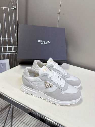 prada普拉达春夏新款三角标运动鞋 高丝光和进口透气布拼接撞色，细节感跟好 三角标点缀，简单高级！关键上脚超显腿长，轻松拉长腿部显腿！妥妥的增高神器 全套包装