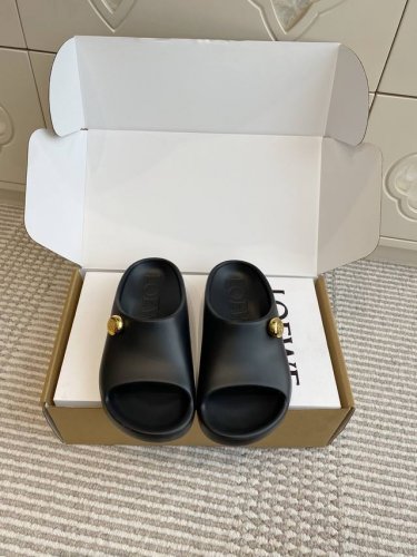 原版盒包装 loewe 罗意威 夏季新款 沙滩拖鞋 丑萌丑萌的凉拖鞋 原版购入开发做货 舒适度极高 非常具有辨识度 美貌与实用并存舒适而不单调的拖鞋 鞋面:橡胶