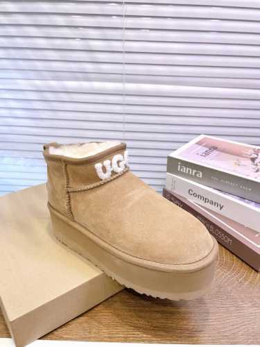UGG P: 女款Size：35-41 ugg电绣雪地靴 型号：1165096毛巾绣款 2024新款上线毛茸茸扣子，皮毛一体内里，5cm组合EVA大底，轻便又舒