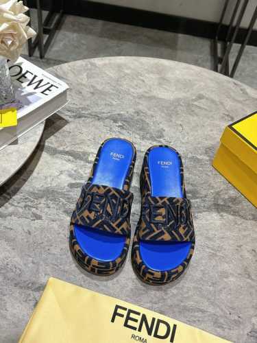 Fendi 芬迪走秀主推厚底系列，新品上线，芬具桌脚设计灵感改创于今年秀场的主推系列鞋履 当季新品拖鞋，众所周知，鞋子永远设计为高级感满满的，高端大气上档次且百
