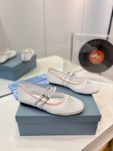 工厂价 Prada 玛丽珍单鞋 芭蕾舞鞋三角标触感凹凸感和原版一致 各大网红明星乔欣，程潇，同款圆头三角扣玛丽珍单鞋 ！ 时髦百搭Nice单品，各路美女站稳了，