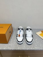 LV TARINE路易威登L家 驴牌 情侣款 休闲 运动鞋 滑板鞋 原版购入开发 做货 本款LV Trainer 运动鞋选用牛皮革塑造繁复鞋面，需要数小时的匠心