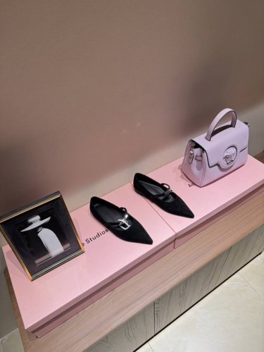 hermes 爱马仕春夏最新kelly扣尖头平底鞋hermes 爱马仕春夏最新kelly扣尖头平底 单鞋 搭配极具辨识度的马家五金扣 上脚超级百搭好看时髦 超多