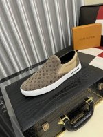 出厂价Pp： Louls Vultton 路易威登～独特现休闲风。Lv专柜代购休闲鞋 男士专柜同步发售，意大利进口品牌精选头层意大利牛皮。羊皮内里 拒绝脱色磨脚