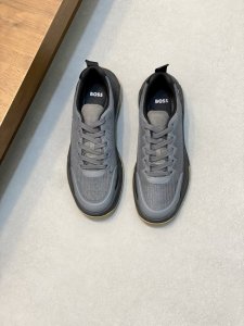 boss Logo印花针织运动鞋 这款运动鞋采用皮拼接羊绒针织面料，鞋面嵌入同色系小牛皮饰边，重工打造，搭配轻盈Eva异型厚底，棉鞋带配金属珐琅鞋眼，外侧压印有