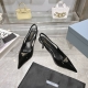 PRADA 普拉达 24 出厂价 专柜走秀款尖头凉鞋 三角扣标 高跟 早春走秀款！鞋面：高定制漆皮面料 内里：进口水染羊皮大底：原版意大利真皮大底 跟高：7.5